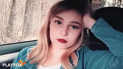 Sexy babe vui vẻ hút trên thẻ giảm giá